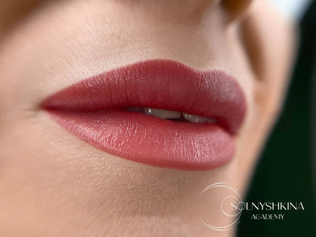 Hanafy N7 Cranberry Lip Pigment – lip color application example